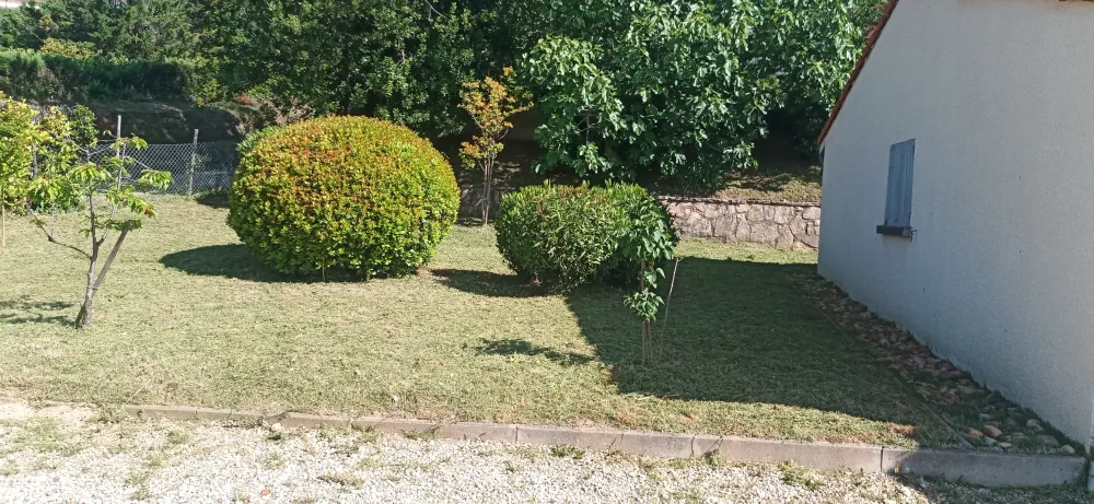 Jardin nettoyé et entretenu après l'intervention professionnelle d'ECOSYSTEM'07 en Ardèche